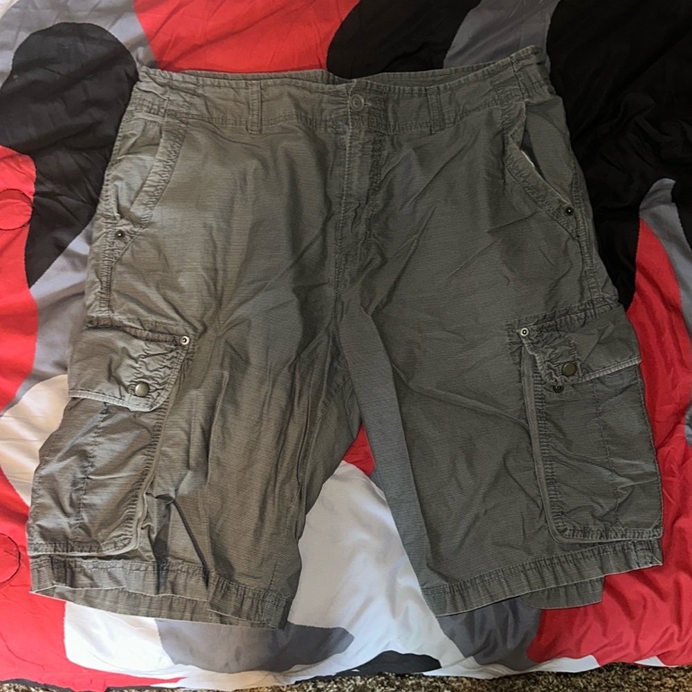Men’s good condition cargo shorts.